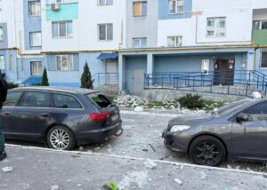 Дрон влучив у дах багатоповерхівки в Харкові