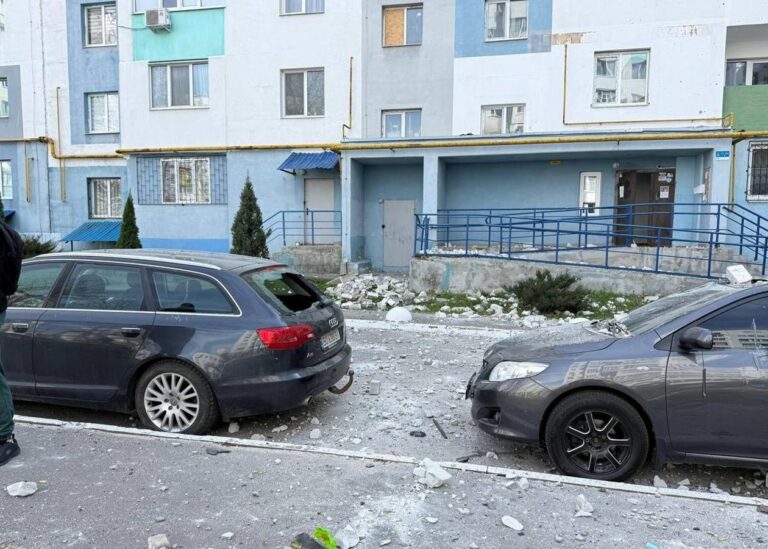 Дрон влучив у дах багатоповерхівки в Харкові