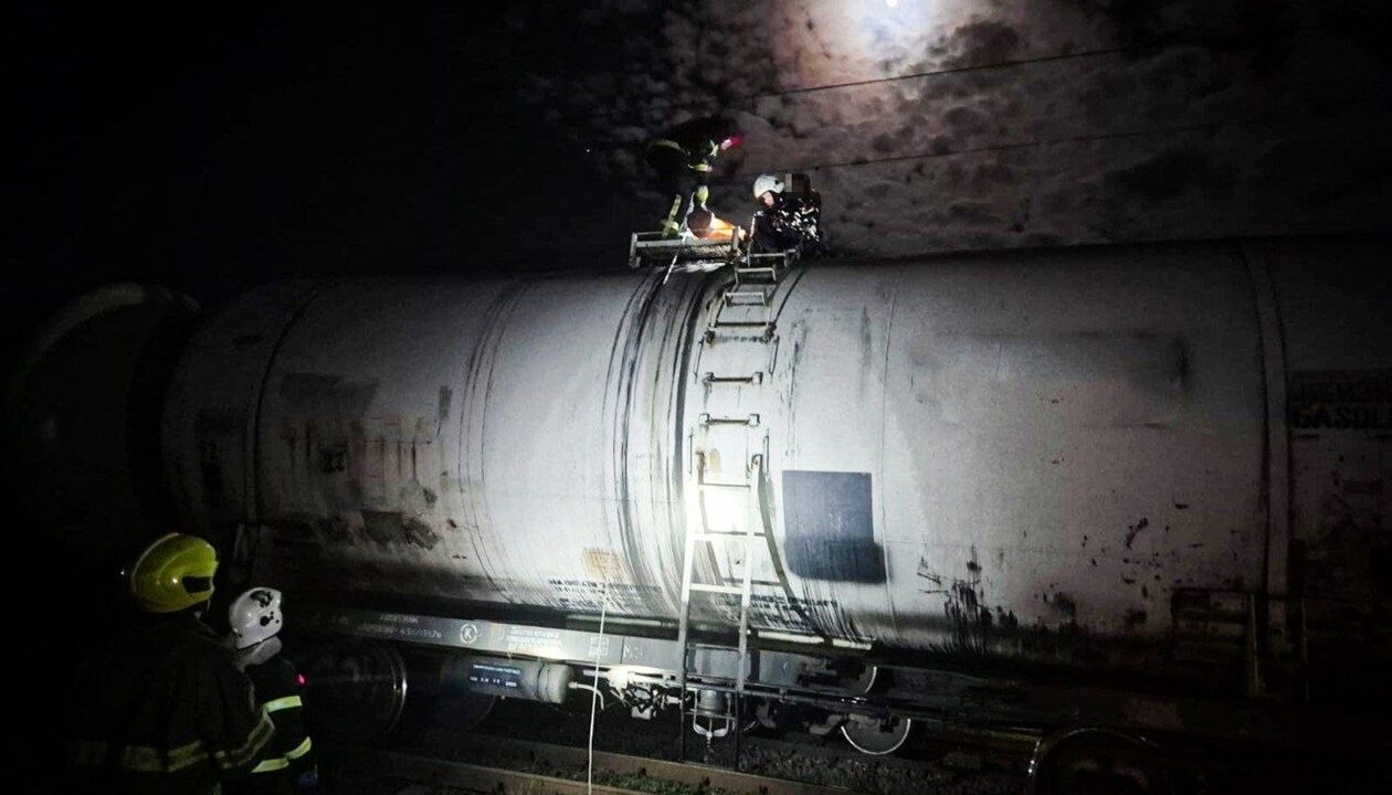 На Київщині рятувальники зняли з вагона-цистерни дитину з опіками