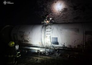 На Київщині рятувальники зняли з вагона-цистерни дитину з опіками