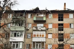 Окупанти атакували багатоповерхівку у Сумах: є постраждала