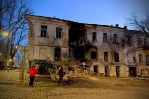 Удар по житлових кварталах Одеси: рятувальники показали наслідки (фото, відео)