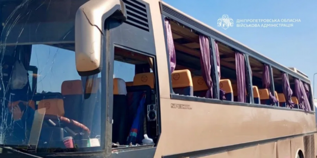 Їхали на відпочинок: На Дніпропетровщині під атаку РФ потрапив автобус, який перевозив близько 40 дітей (фото)