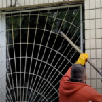 "Малюки були в укритті": У Києві ударний дрон РФ пошкодив дитячий садок (відео)