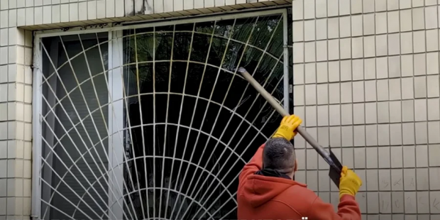 "Малюки були в укритті": У Києві ударний дрон РФ пошкодив дитячий садок (відео)