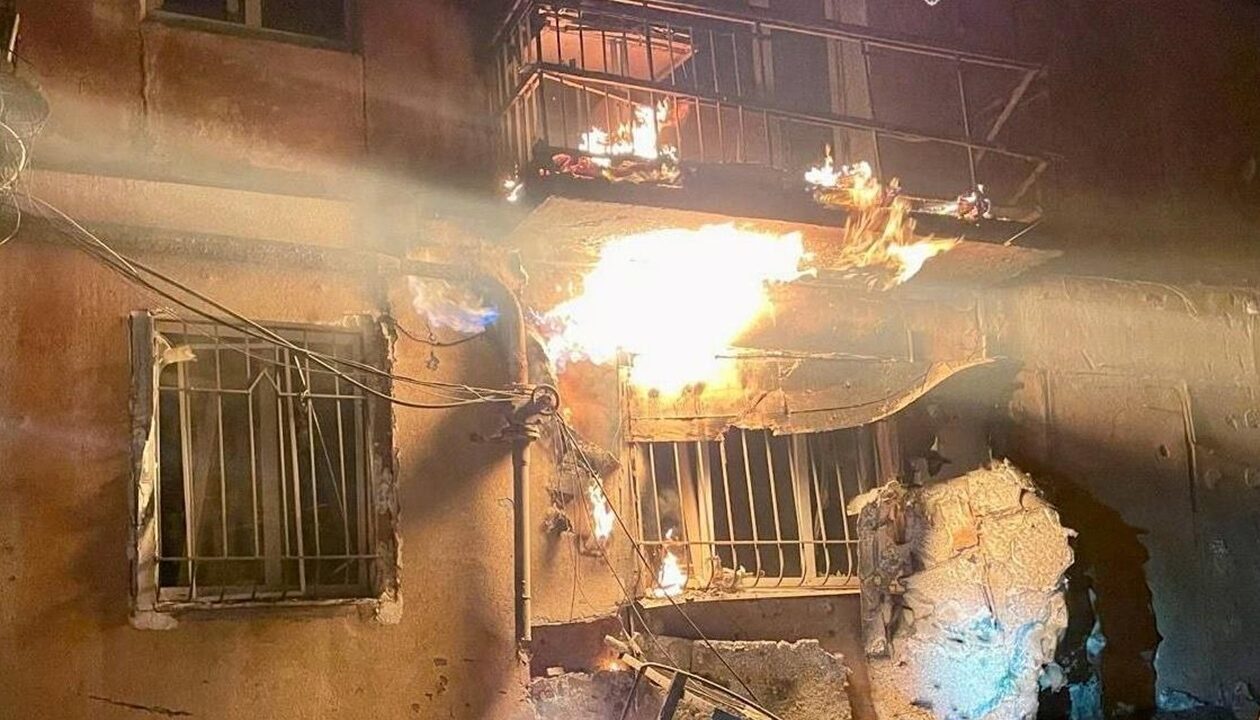 РФ атакувала Дніпро: зайнялася 5-поверхівка