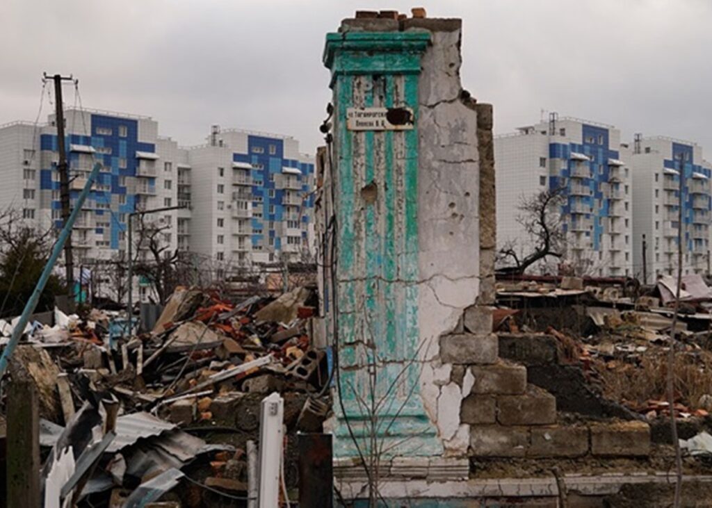 Росіяни в Маріуполі переробили демонтовані будинки у 100 тис. тонн щебеню