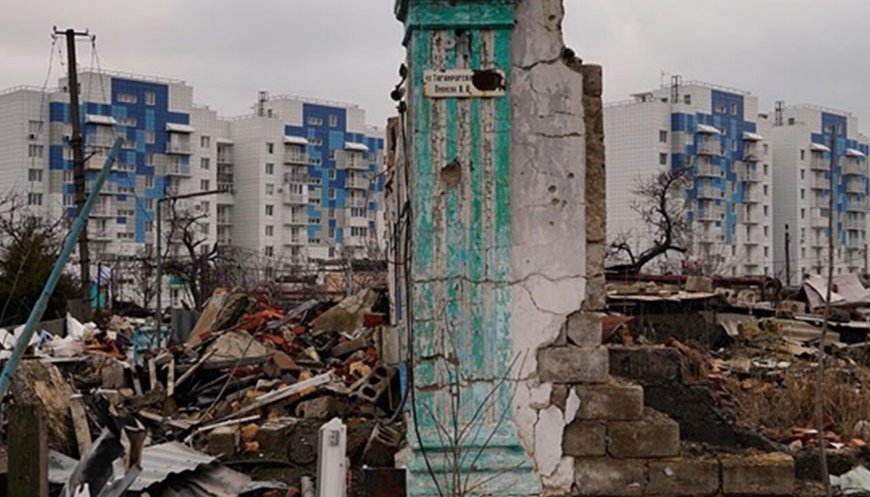 Росіяни в Маріуполі переробили демонтовані будинки у 100 тис. тонн щебеню