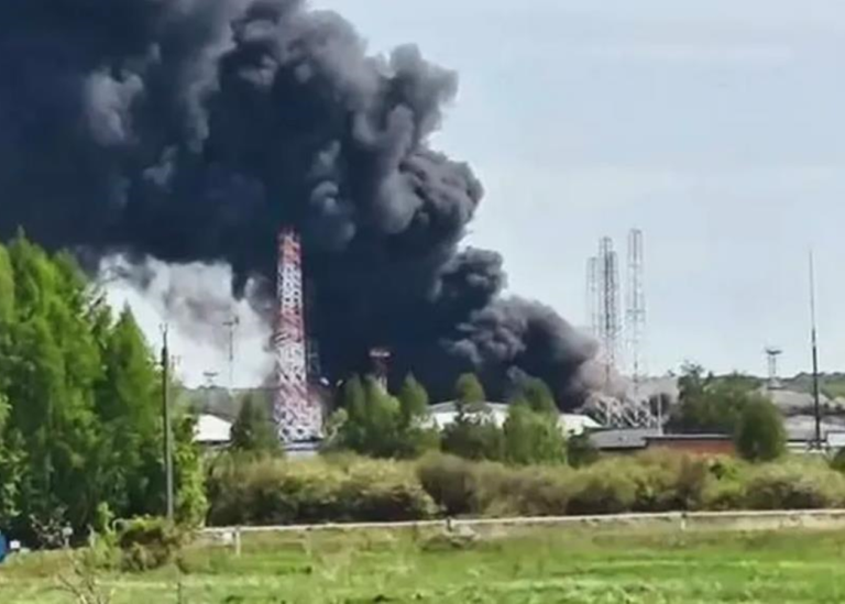 Масштабна пожежа на стратегічному нафтовому об'єкті в РФ: є загиблі