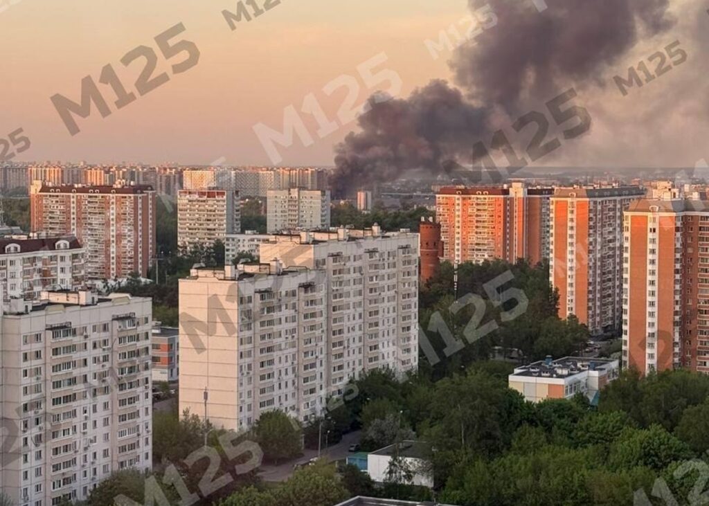 Москву атакують дрони, горять промислові об'єкти РФ