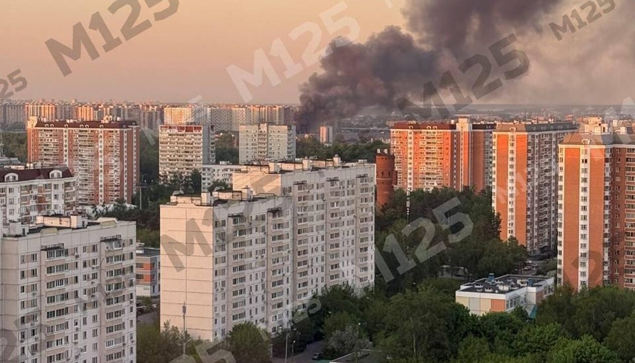 Москву атакують дрони, горять промислові об'єкти РФ
