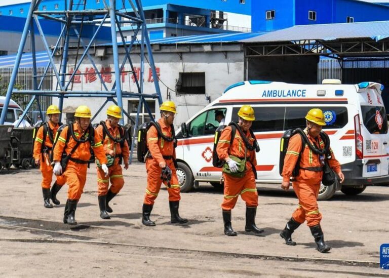 У Китаї через вибух на шахті загинули 82 гірники