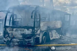 Вщент вигорів автобус. На Дніпропетровщині є загибла та постраждалі через атаку РФ