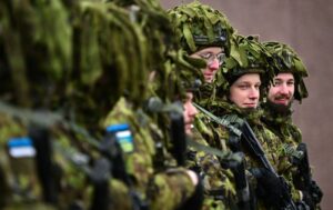 Демографічна ситуація та загроза зі сходу спонукає: ​В Естонії заговорили про призов до армії жінок