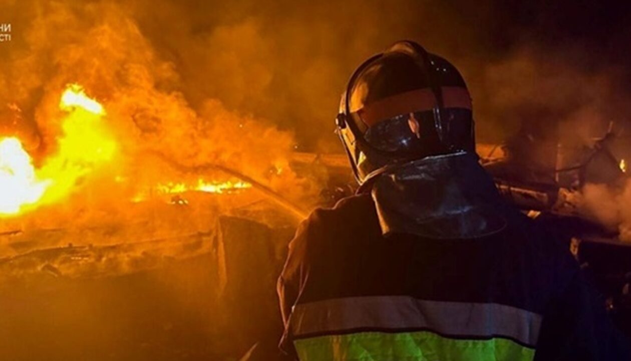 У Києві РФ влучила у висотки, під завалами люди