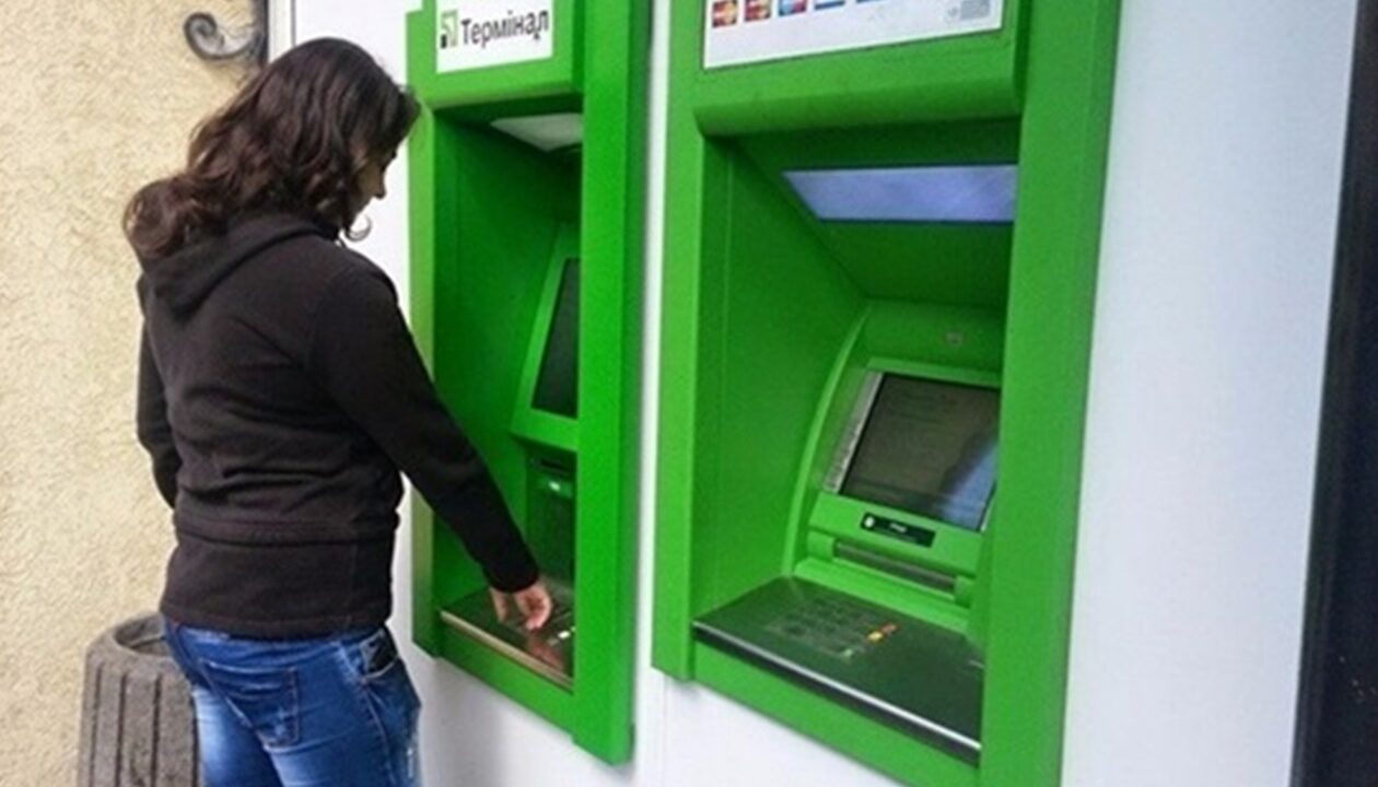 ПриватБанк призупинить карткові операції, роботу банкоматів і терміналів