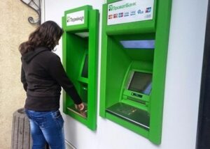 ПриватБанк призупинить карткові операції, роботу банкоматів і терміналів