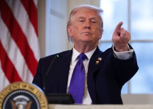 СюжетТрамп знову у грі. Новий етап перемовин про мир