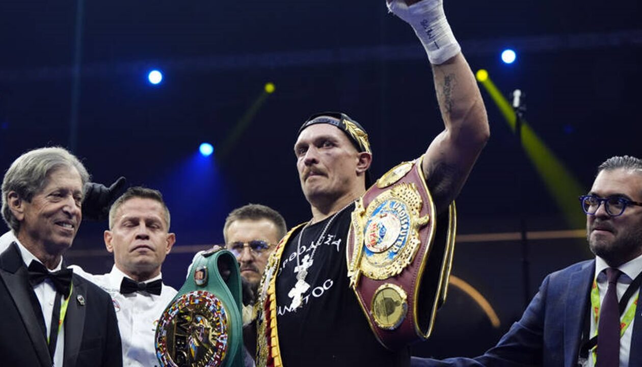Усик відмовився від усіх чемпіонських поясів
