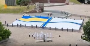 ​У Києві до Дня Військово-морських сил розгорнули найбільший прапор ВМСУ (відео)