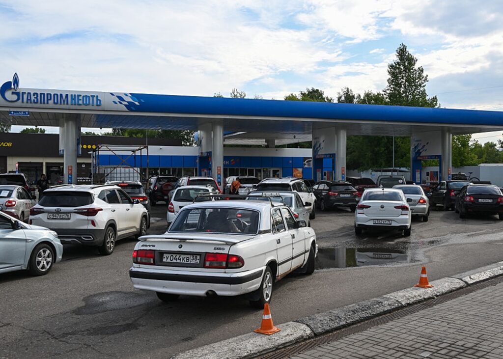 В Росії почалися рейди з розшуку бензину у будинках та гаражах