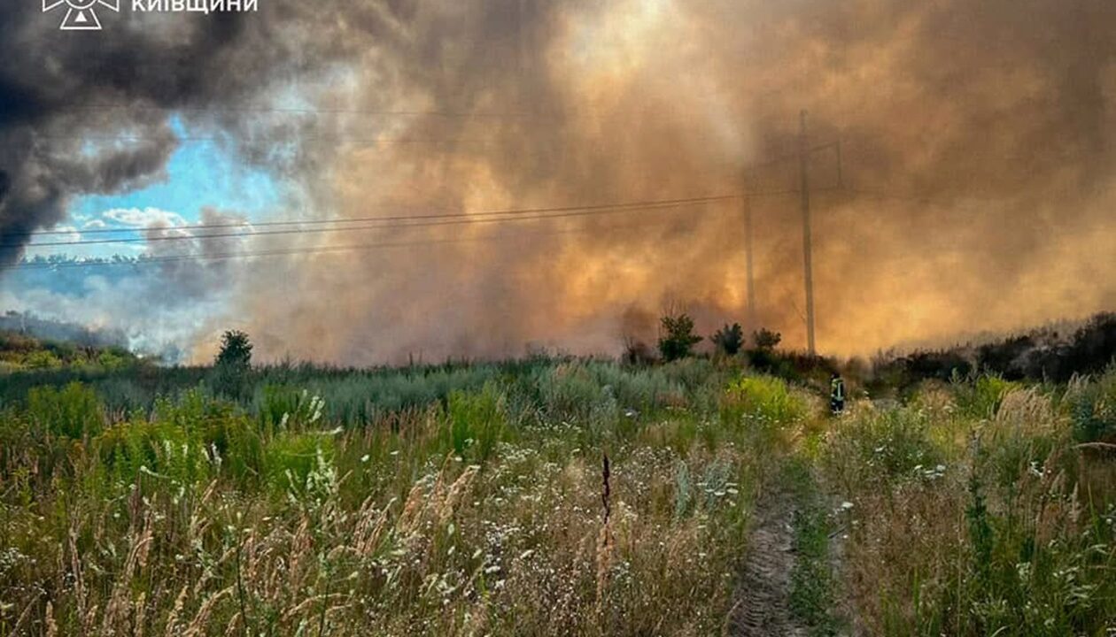 На Київщині другу добу гасять масштабну пожежу на сміттєзвалищі