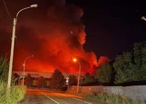 У Донецьку після атаки дронів палає ТЦ Галактика