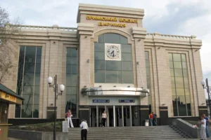 Росія вдарила балістикою по залізничному підприємству в Києві, є загиблий