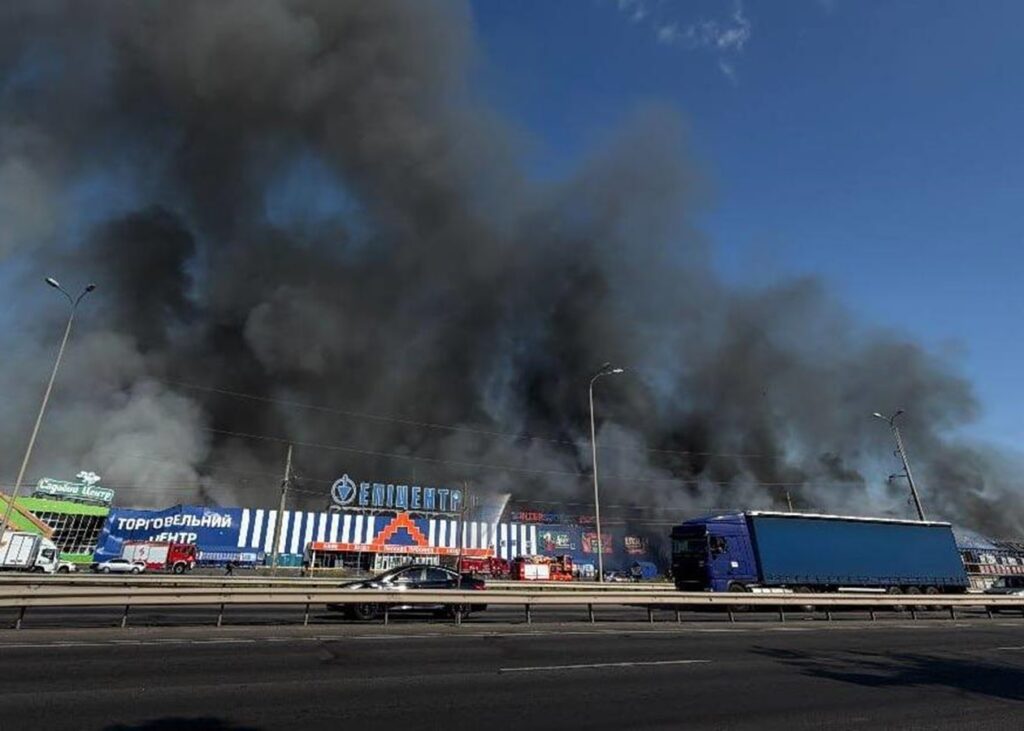Росіяни вдарили по двом торговим центрам в Одесі