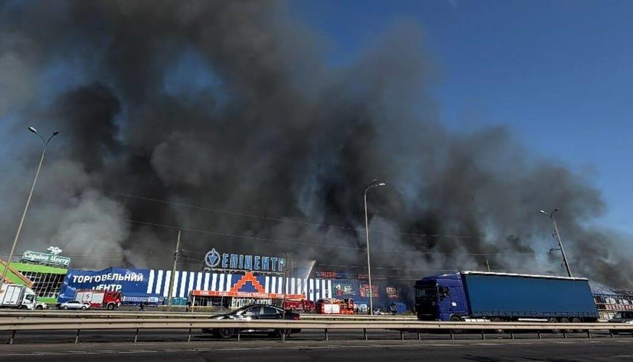 Росіяни вдарили по двом торговим центрам в Одесі