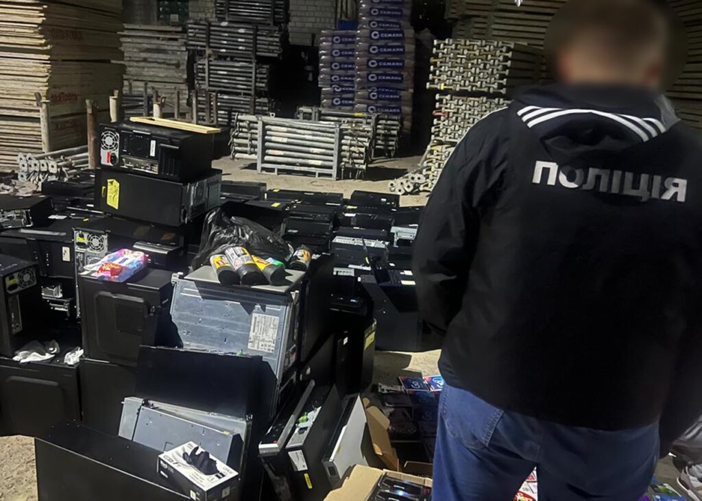 У Луцьку викрили шахрайський кол-центр на 60 операторів
