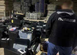 У Луцьку викрили шахрайський кол-центр на 60 операторів