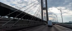 Північний міст знову під ударом: РФ атакувала Київ під час приїзду Мерца
