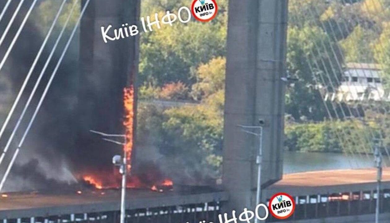 Росіяни завдали удару по Південному мосту в Києві