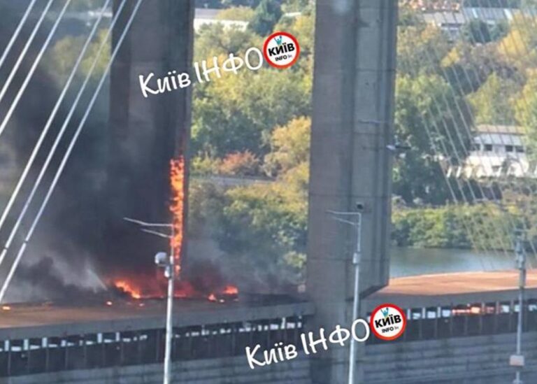 Росіяни завдали удару по Південному мосту в Києві