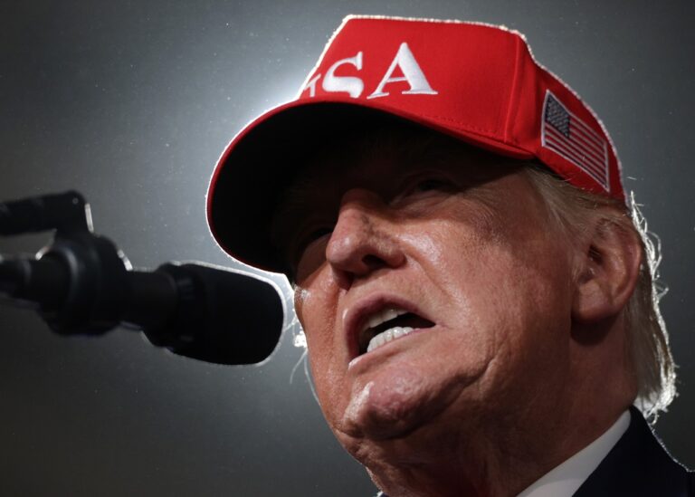 Трамп заявив, що без макіяжу він виглядає "як мрець"
