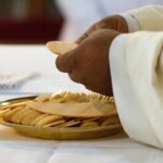 В Еквадорі хрест упав на священника та вбив його